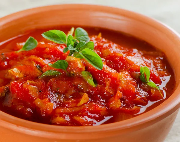 Sopa Minestrone en tazón de barro . —  Fotos de Stock