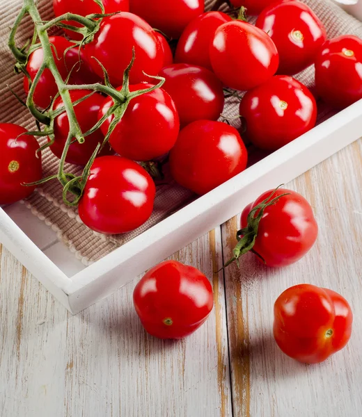 Beyaz kutu içinde taze domates.