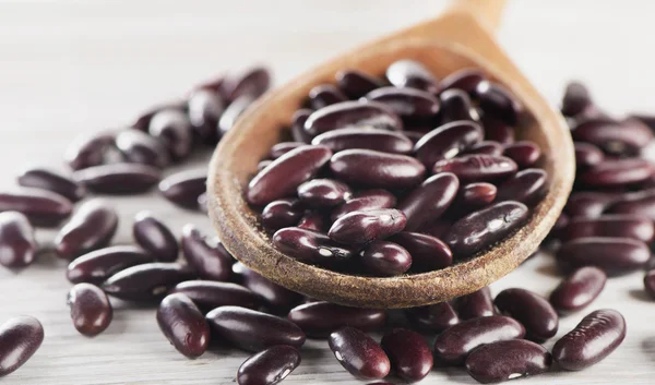 Kidney red beans in a wooden  spoon. — Stock Photo, Image