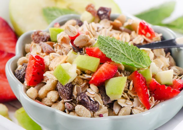 Muesli saludable y bayas frescas para el desayuno . — Foto de Stock