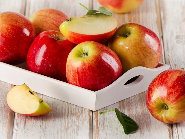 Frische Äpfel in weißer Schachtel — Stockfoto