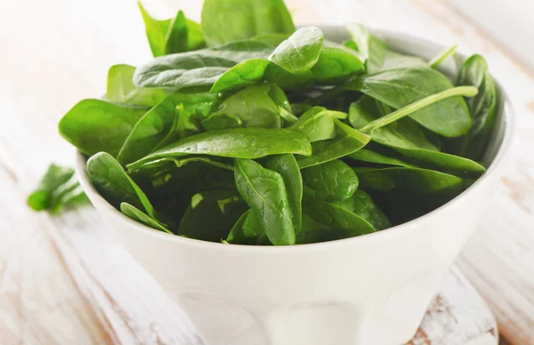 Fresh Spinach leaves in white bowl. — Stock Photo, Image