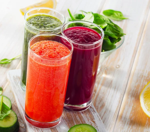 Jugos de verduras frescas sobre fondo de madera . — Foto de Stock