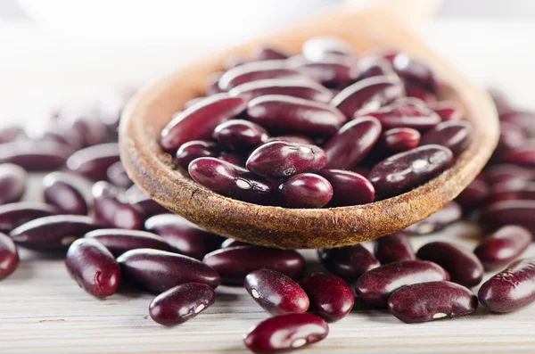 Frijoles rojos en cuchara de madera . —  Fotos de Stock