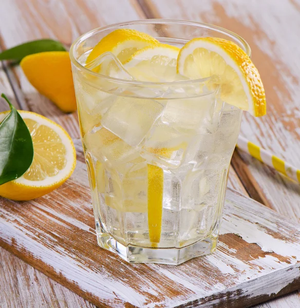 레몬과 신선한 물 유리 — 스톡 사진