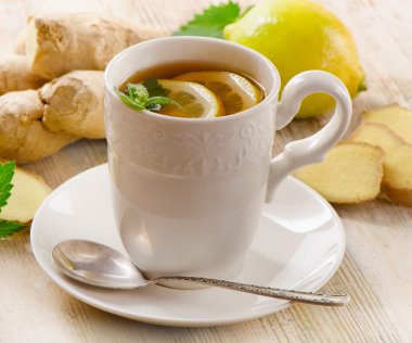 Limonlu sıcak çay.