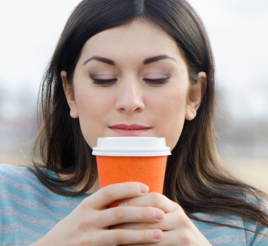 Kızıl kahve fincanı kadınla