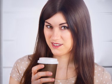 Kadın kahverengi kahve fincanı ile