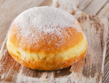 Pudra şekeri ile çörek.