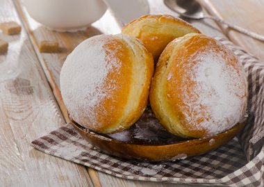 pudra şekeri ile çörek