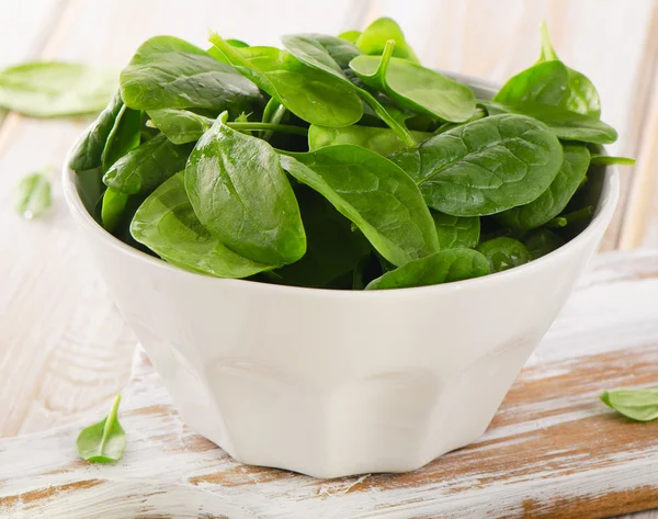 Spinach in white bowl — Stock Photo, Image