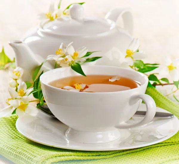 Jasmínový čaj v poháru — Stock fotografie