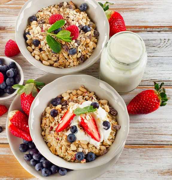 Breakfast with yogurt and muesli — Stock Photo, Image