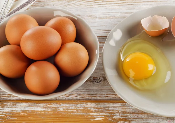 Trasiga rått ägg i plattan — Stockfoto