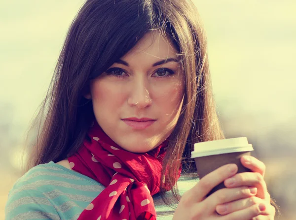 Mujer con café para llevar — Foto de Stock