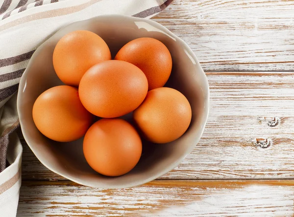 Frische rohe Eier in einer Schüssel — Stockfoto