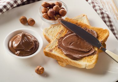 tost ile çikolata yayıldı
