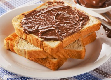 tost ile çikolata yayıldı