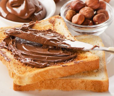 tost ile çikolata yayıldı