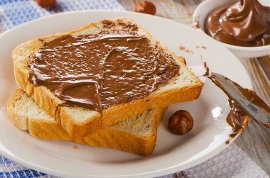 tost ile çikolata yayıldı