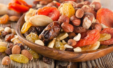 Ceviz ve kurutulmuş meyve.