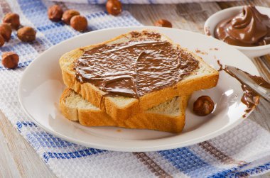 tost ile çikolata yayıldı