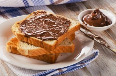 tost ile çikolata yayıldı
