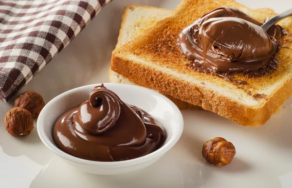 Pane tostato con crema al cioccolato — Foto Stock