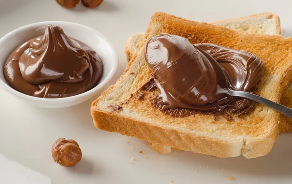 Toasts mit Schokoladenaufstrich — Stockfoto