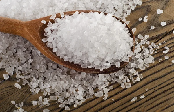 Соль в деревянной ложке — стоковое фото