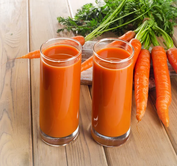 Окуляри морквяного соку — стокове фото
