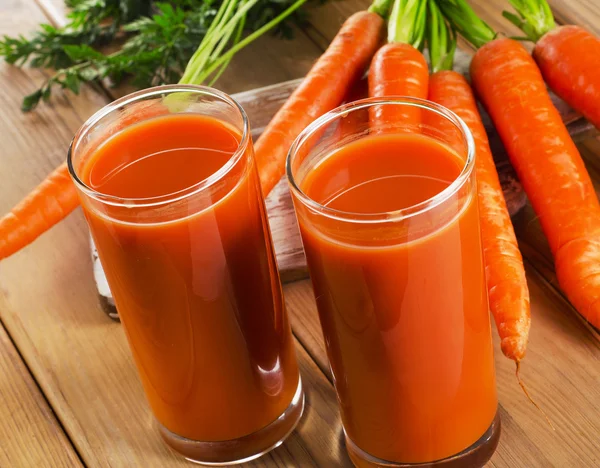 Gläser mit Karottensaft — Stockfoto