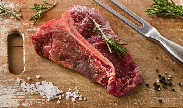 Rå nötkött t-bone steak — Stockfoto