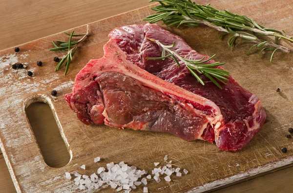 Raw beef t-bone steak — Stock Photo, Image