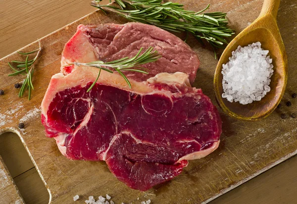 Bife em bruto de carne de bovino — Fotografia de Stock
