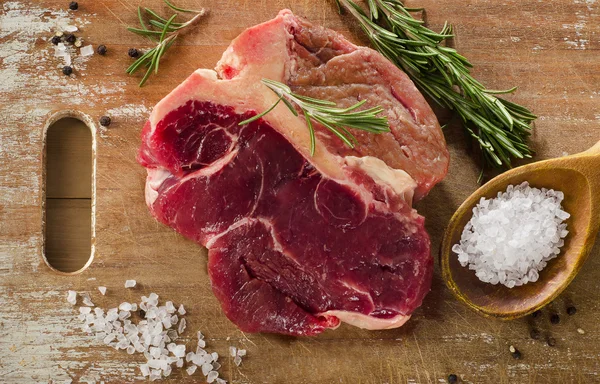 Syrové hovězí t-bone steak — Stock fotografie