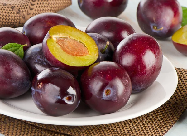 Fresh rape plums — Stock Photo, Image