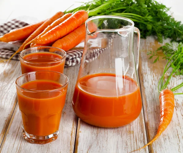 Gläser mit Karottensaft — Stockfoto