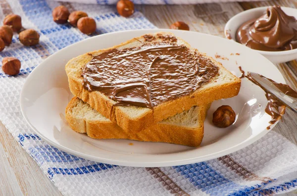Roti panggang dengan cokelat menyebar — Stok Foto