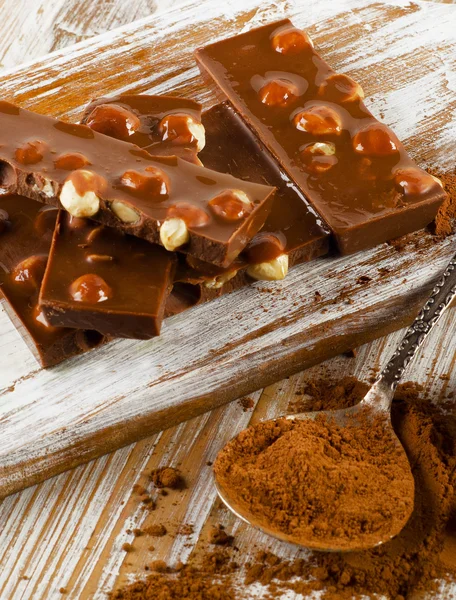 Gebroken chocolade op tafel — Stockfoto