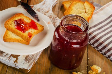 Tost ile çilek reçeli