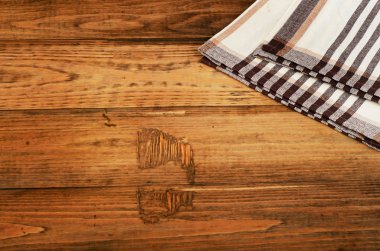 Kahverengi kareli masa örtüsü