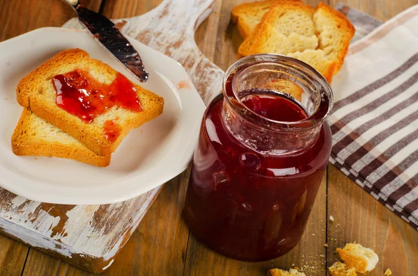 Tost ile çilek reçeli