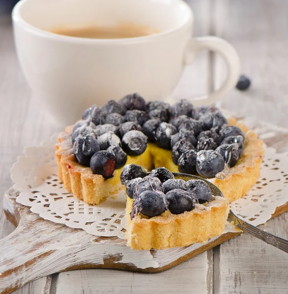 Berry tart and cup of coffee — Stock Photo, Image