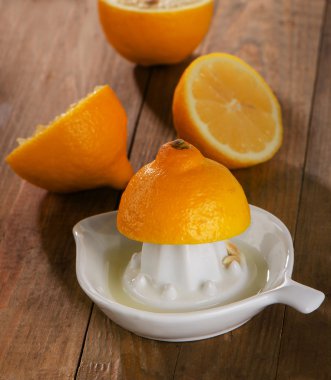 Limon ve ahşap üzerine meyve sıkacağı