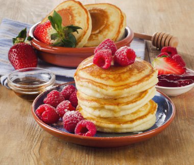 çilek ve akçaağaç şurubu ile Pancakes.