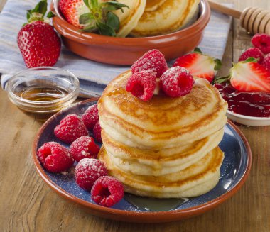 çilek ve akçaağaç şurubu ile Pancakes.