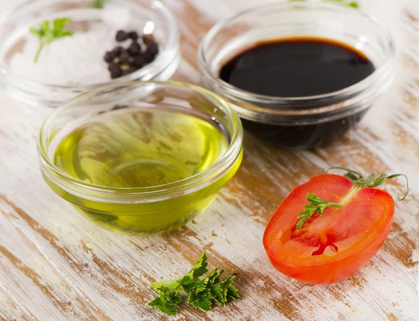 Чаши бальзамического уксуса и оливкового масла — стоковое фото