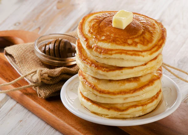 Pfannkuchen mit Ahornsirup und Butter — Stockfoto