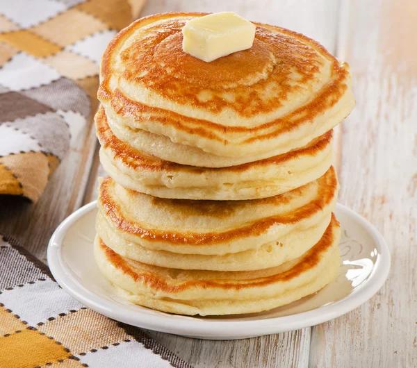 Pannenkoeken met ahornsiroop en boter — Stockfoto